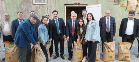 Hakkarideki çiftçilere buğday ve tohum desteği