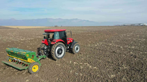 Denizlide çiftçilere dağıtılan sertifikalı tohumlar toprakla buluştu