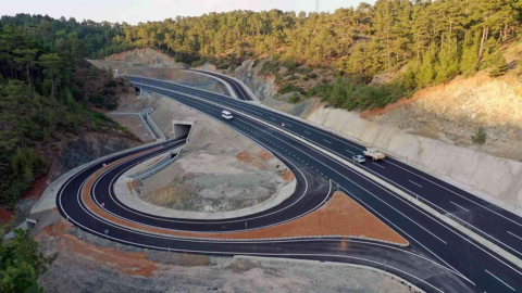 Muğla-Denizli karayolunda çalışmalar sürüyor