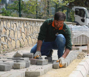 Toroslar Belediyesi, kendi imalatı kilit parke taşlarıyla yolları döşüyor