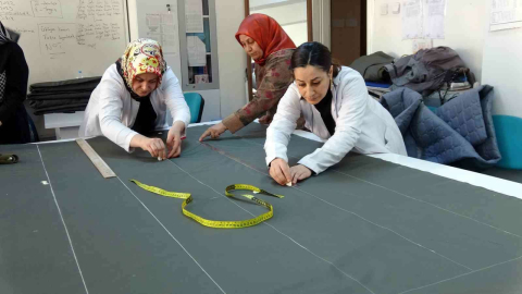 Yozgatta depremzedeler için uyku tulumu üretiliyor