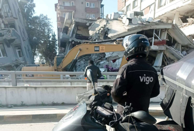 Moto kuryeler depremzedeler için gönüllü olarak hizmet veriyor